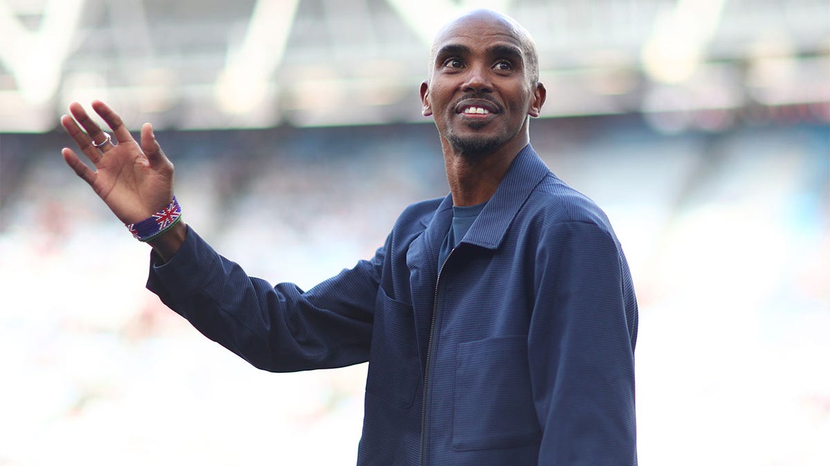 Mo Farah waves to crowd