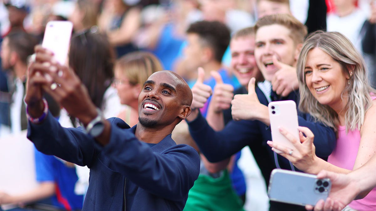Mo Farah takes picture with fans