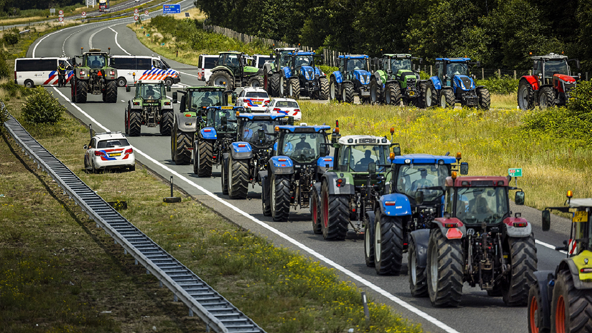 Tractors block highway near Eindhoven, Netherlands