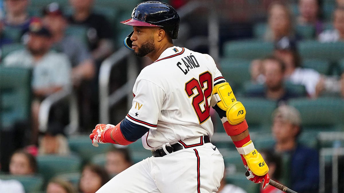 Robinson Canó swings the bat