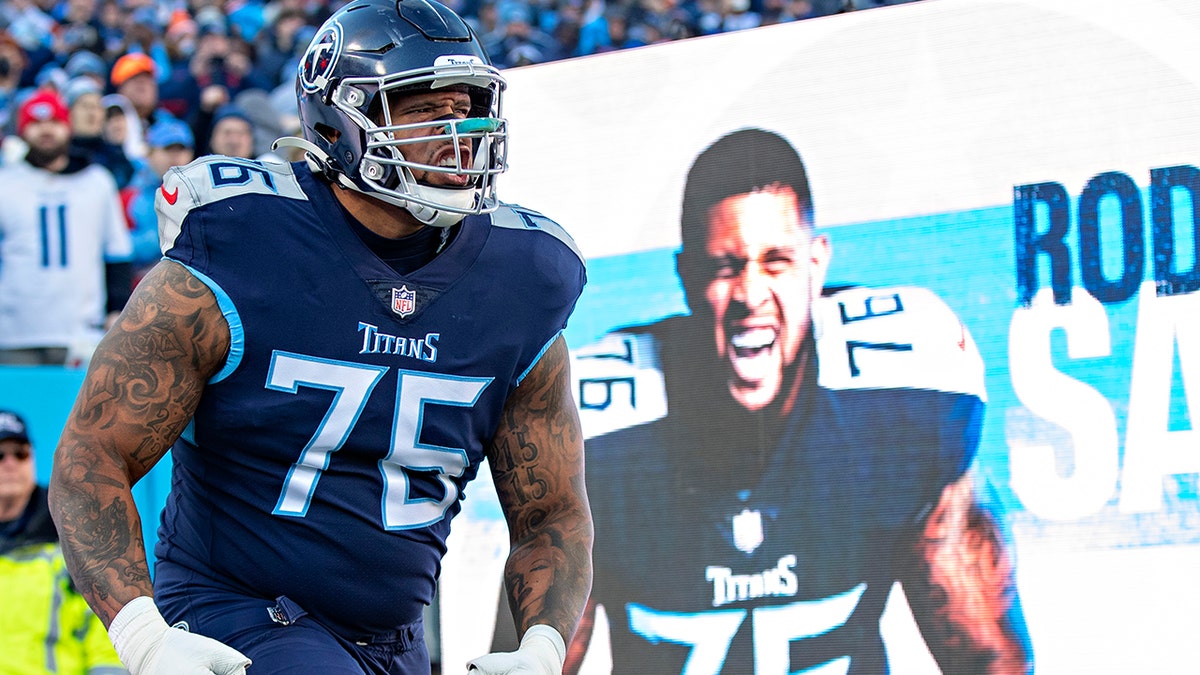Rodger Saffold appears for the Titans