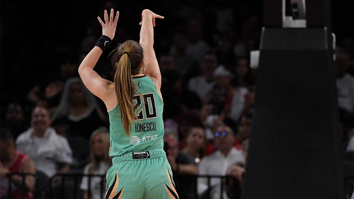 Sabrina Ionescu shoots a free throw