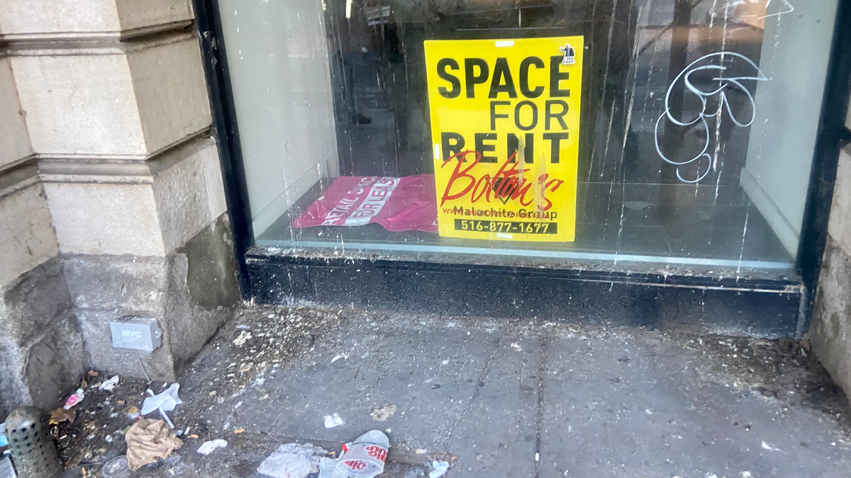 Empty storefront at 253 Broadway, Manhattan