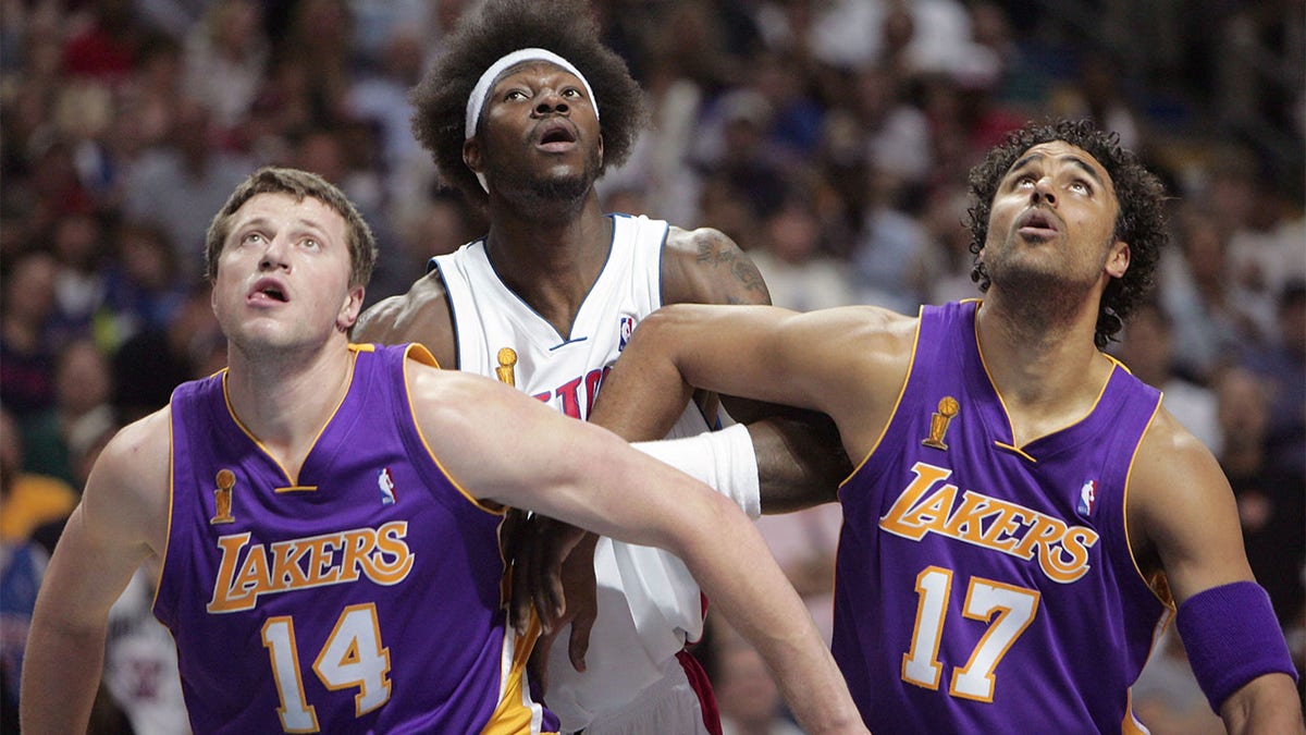 Slava Medvedenko battles for position with Ben Wallace