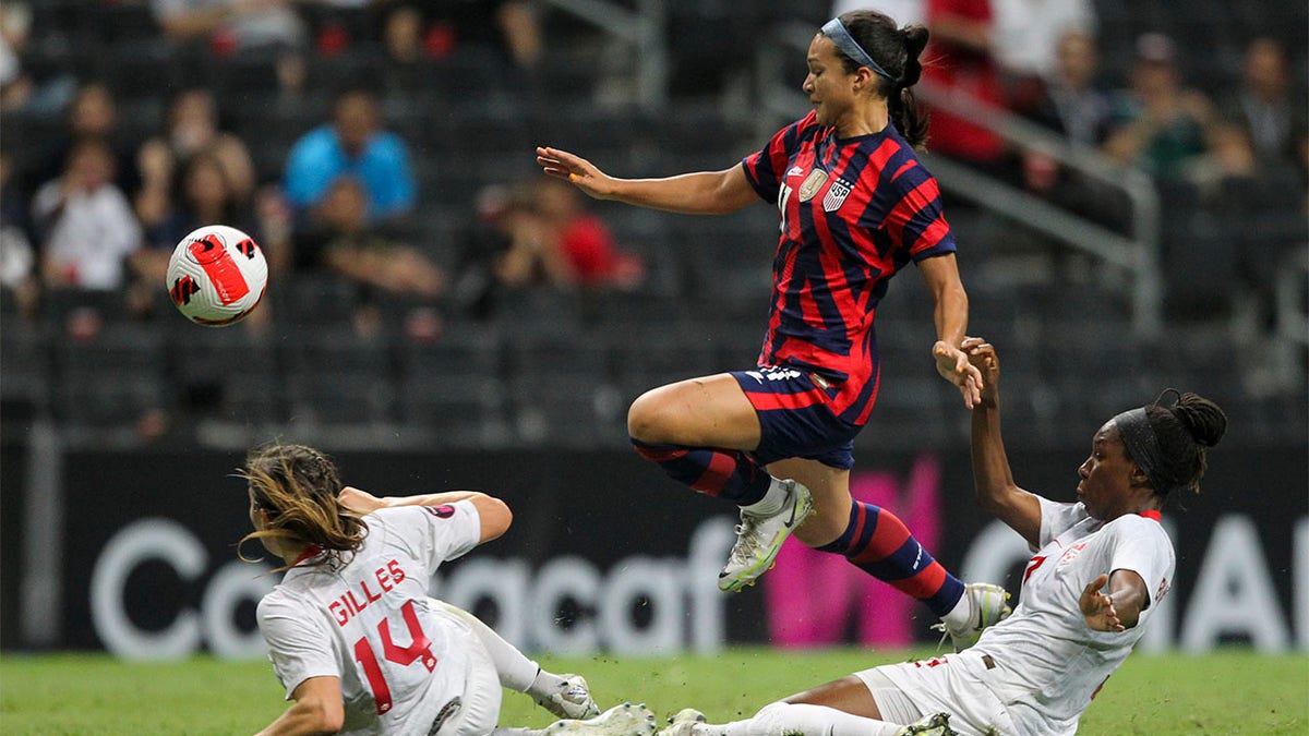 Sophia Smith goes after ball
