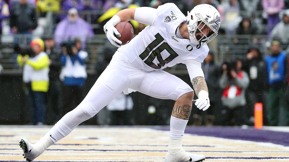 Oregon tight end Spencer Webb scores a touchdown against Washington