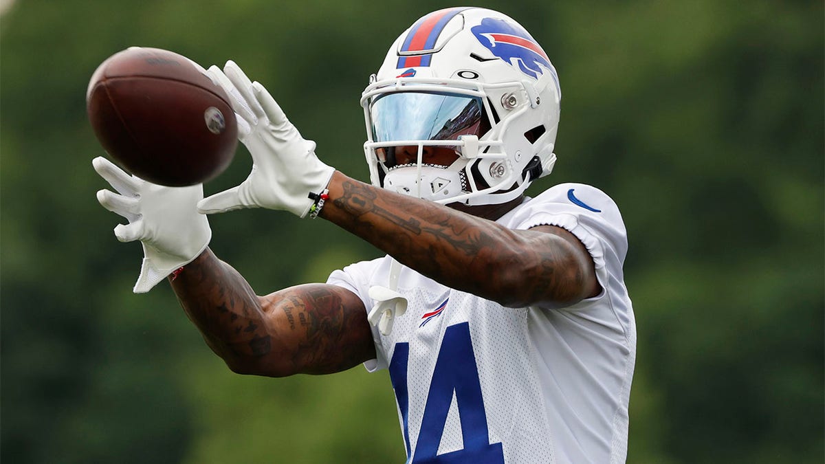 Stefon Diggs catches a ball