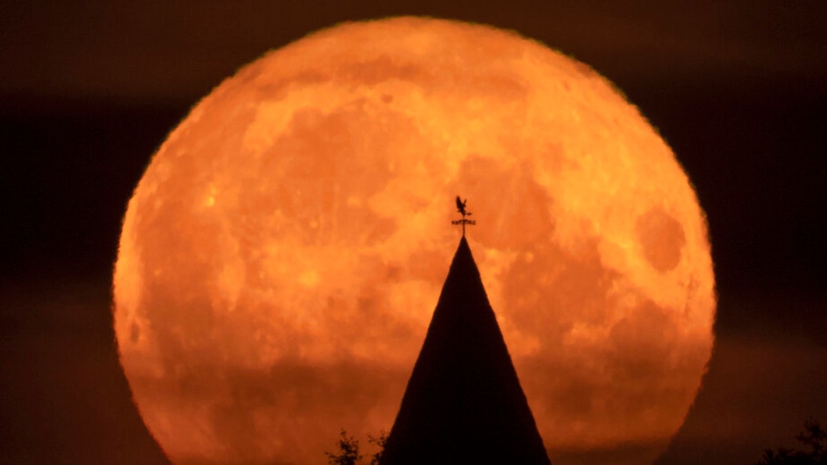 The Buck Supermoon in Russia