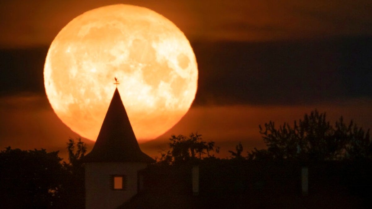 The Buck Supermoon in Russia