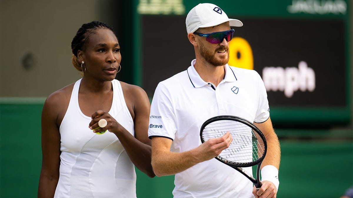 Venus Williams and Jamie Murray walk