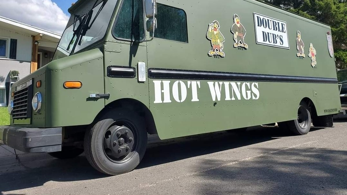 Hot-wing food truck Double Dubs