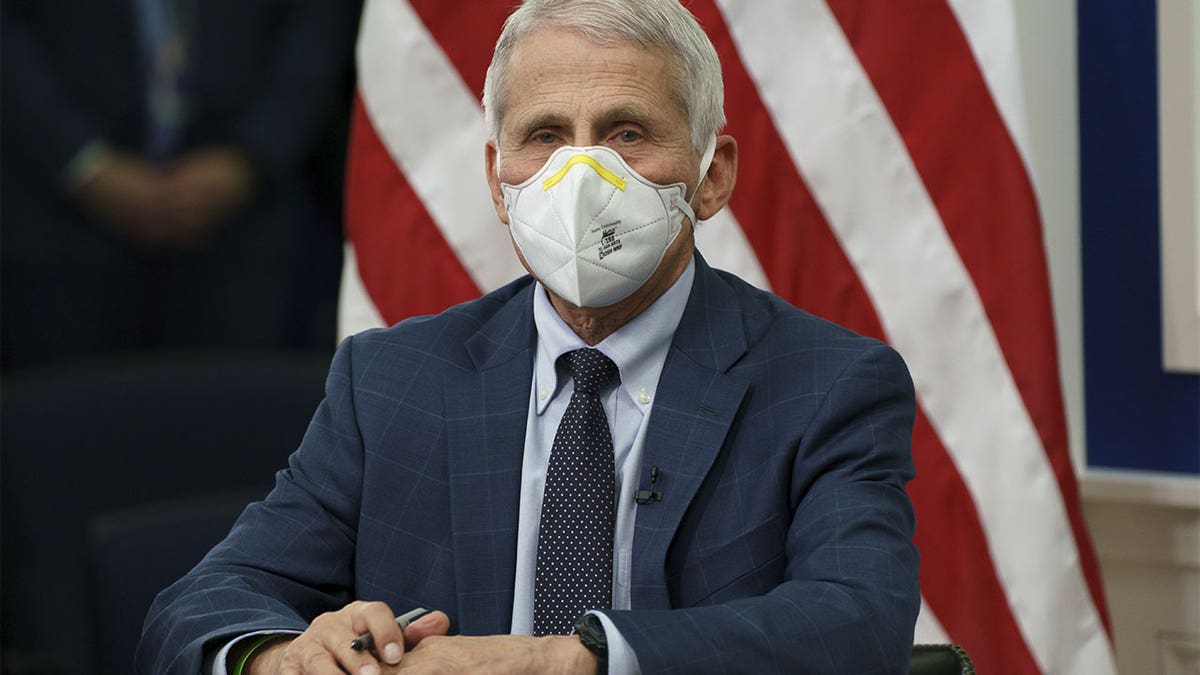 Anthony Fauci weaing a mask