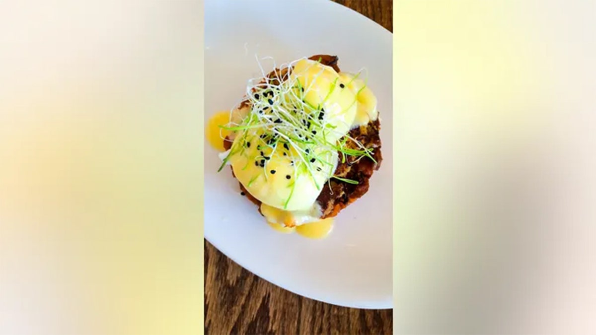 eggs Benedict with crab cakes