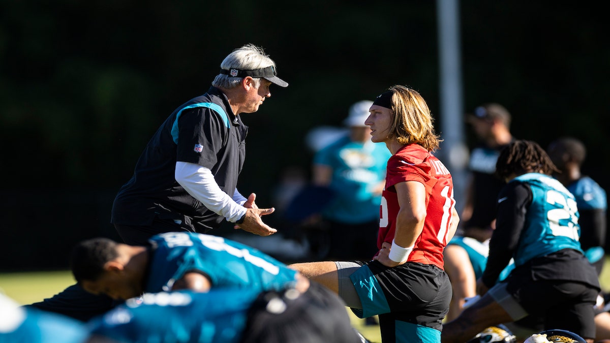 Doug Pederson coaches Trevor Lawrence