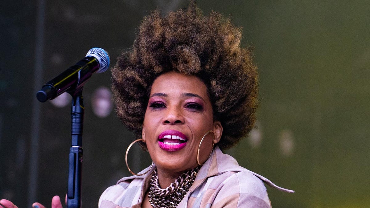 Macy Gray performing