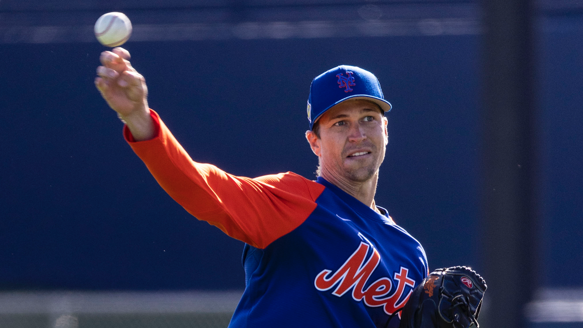 Jacob deGrom throws at Mets Spring Training