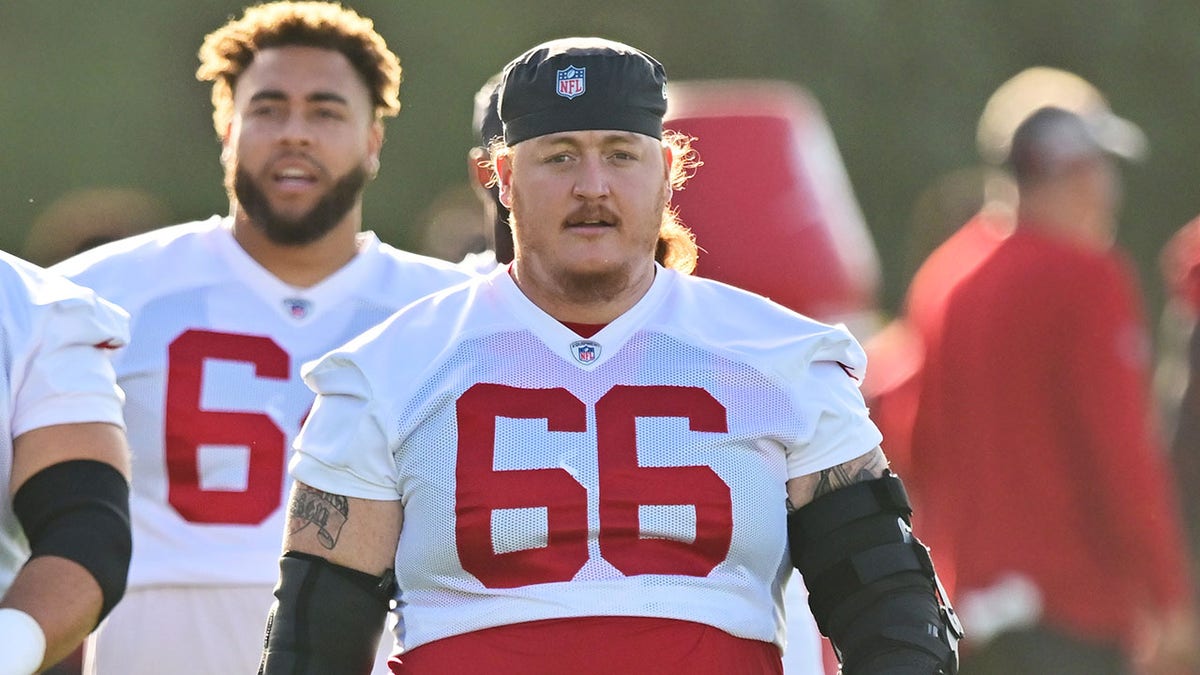 Ryan Jensen walking in training camp