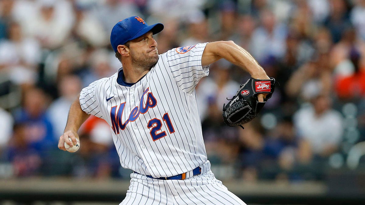 Max Scherzer delivering pitch