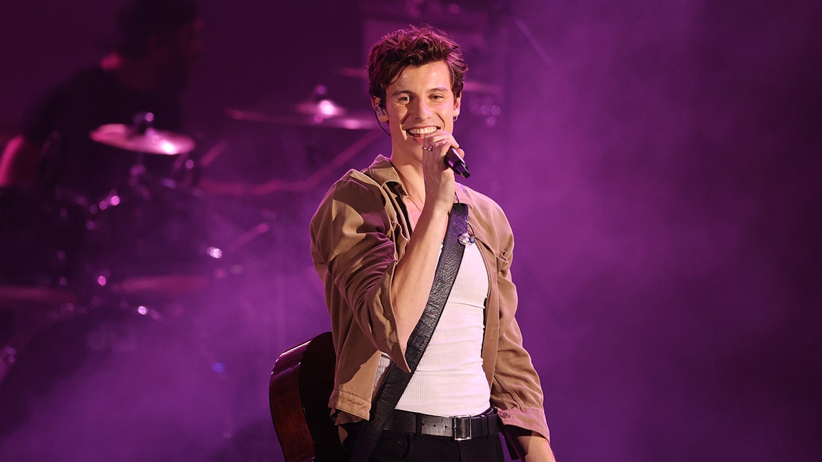 Shawn Mendes performing
