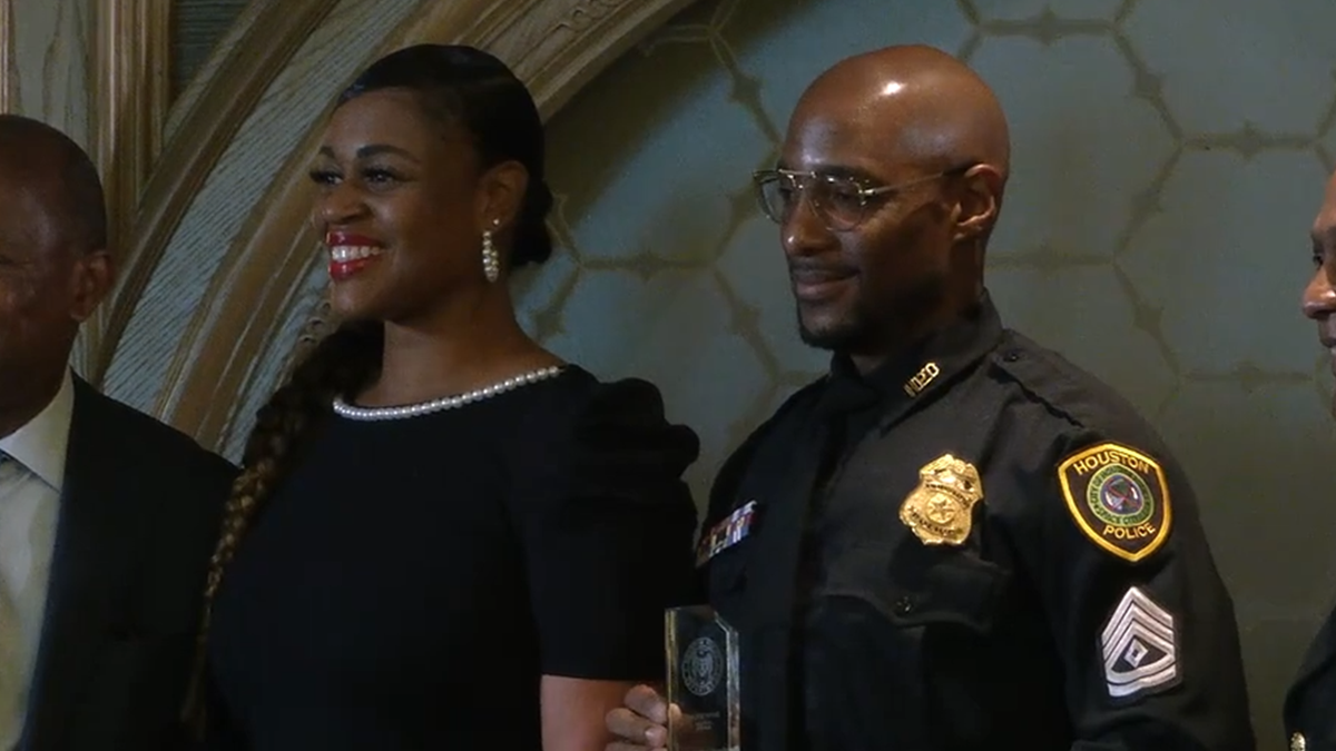 Houston police Sgt. Kendrick Simpo receiving award