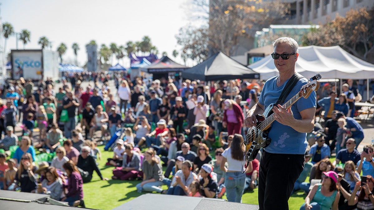 Gary Sinise plays with Lt. Dan Band