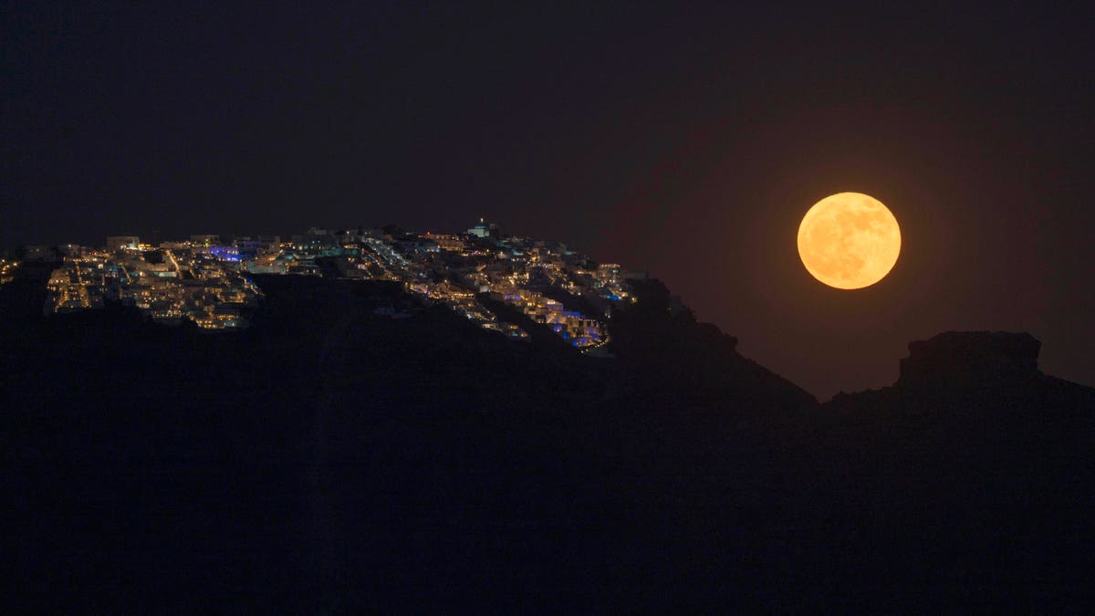 Strawberry supermoon over Greece 2022