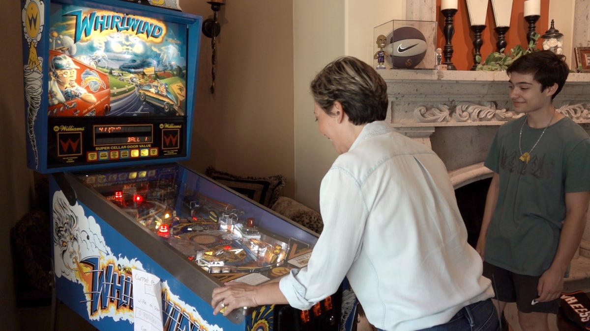 Arizona Republican plays pinball