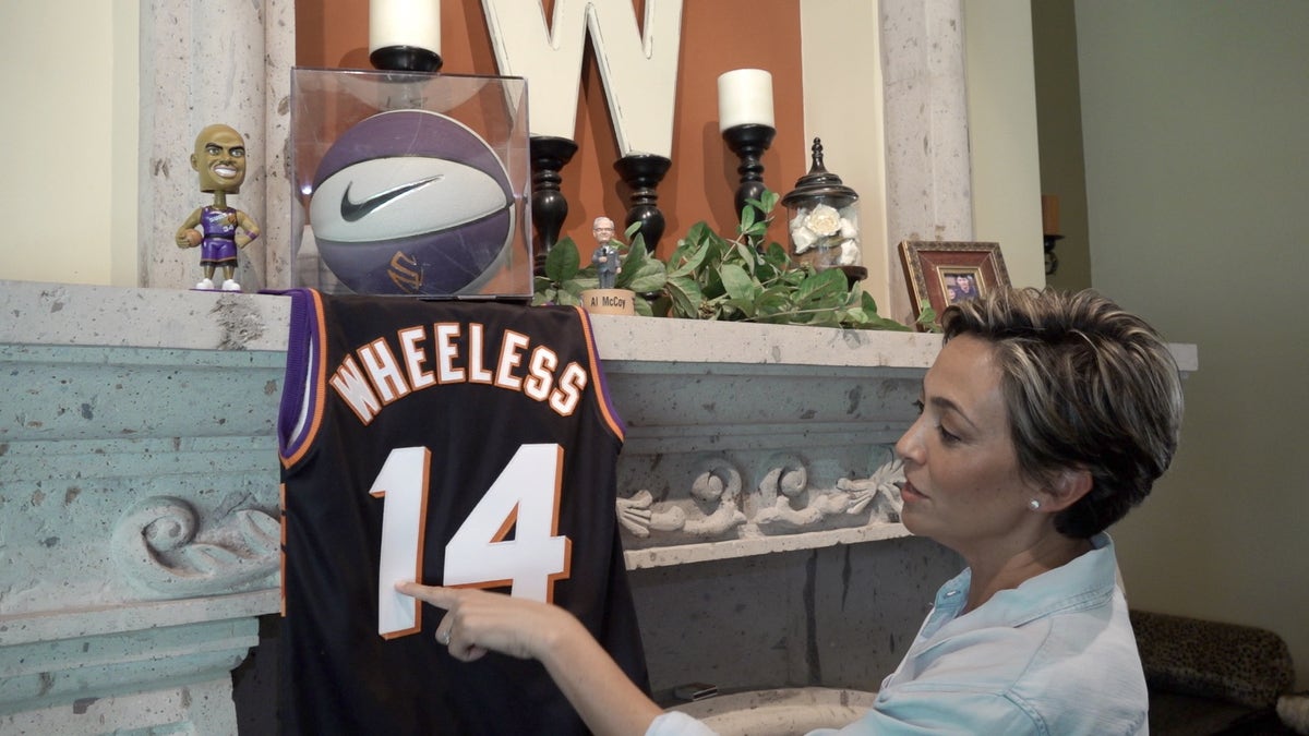 Arizona Republican shows of Phoenix Suns gear