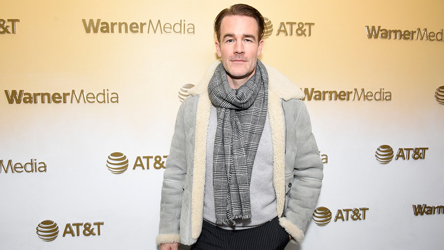 James-Van-Der-Beek يبيع جيمس فان دير بيك بضائع "Varsity Blues" لمكافحة "العبء المالي" للسرطان