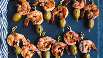 Spicy grilled shrimp and olive skewers for dinner: Try the recipe