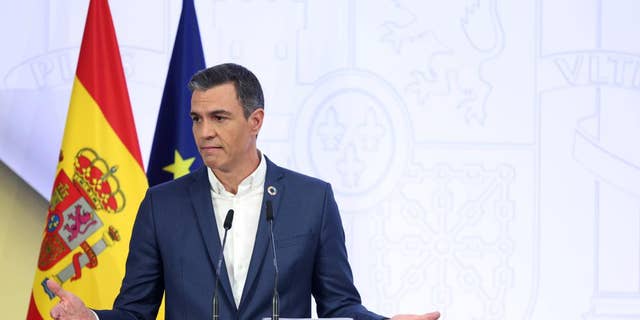 De Spaanse premier Pedro Sanchez spreekt tijdens een persconferentie in het Moncloa-paleis in Madrid op vrijdag 29 juli 2022.