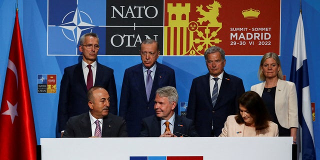 Turkijos, Švedijos ir Suomijos pareigūnai renkasi per NATO viršūnių susitikimą Madride, Ispanijoje, 2022 m. birželio 28 d. 