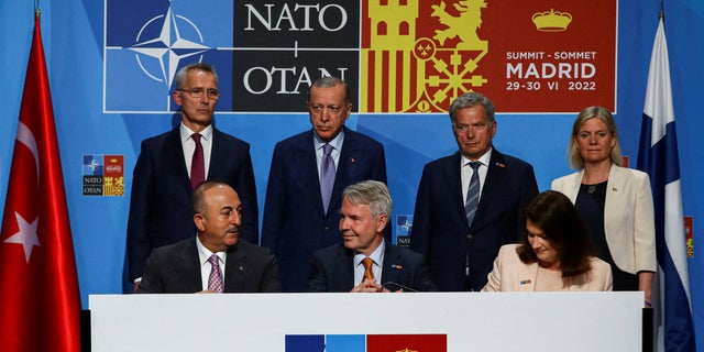 Urzędnicy tureccy, szwedzcy i fińscy spotykają się podczas szczytu NATO w Madrycie w Hiszpanii 28 czerwca 2022 r.
