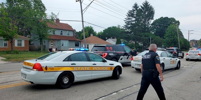 Police deploy after gunfire erupted at a Fourth of July parade route in the wealthy Chicago suburb of Highland Park, 伊利诺伊州, 我们. 七月 4, 2022. REUTERS/Max Herman