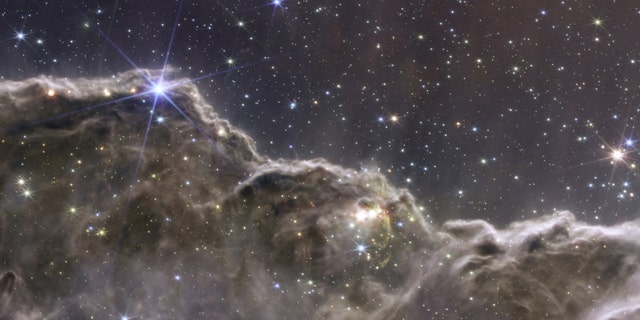 Imagem composta dos penhascos cósmicos na Nebulosa Carina, criada com dados de instrumentos NIRCam e MIRI do Telescópio Espacial James Webb da NASA, um instrumento revolucionário projetado para olhar através do universo até o amanhecer do universo e lançado em 12 de julho de 2022. 