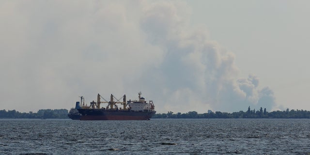 Rook stijgt op achter schepen op de rivier de Dnipro tijdens het conflict tussen Oekraïne en Rusland in de door Rusland gecontroleerde stad Cherson, Oekraïne.