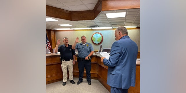 Le capitaine Ralph Frasure, à gauche portant un pantalon kaki, du bureau du shérif du comté de Floyd a été photographié lors de sa cérémonie d'assermentation le 21 juin 2022. Il a été mortellement abattu le 30 juin 2022.