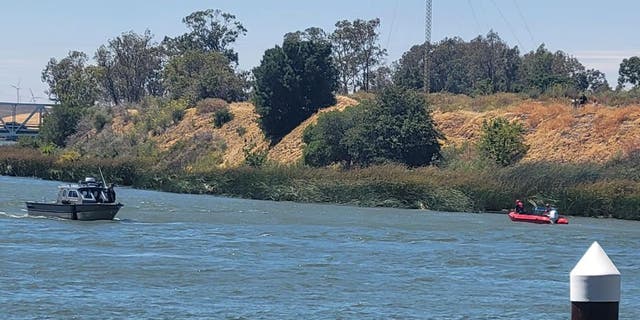 Kaliforniya'daki Three Mile Slough Köprüsü yakınlarındaki suda üç yetişkinin kayıp olduğu bildirildi. 