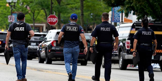 Law enforcement search after a mass shooting at the Highland Park Fourth of July parade in downtown Highland Park, a Chicago suburb on Monday, 七月 4, 2022.