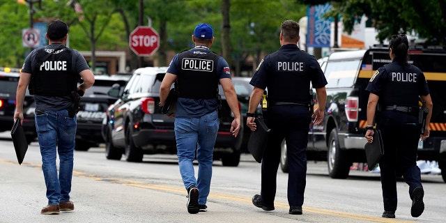 A law enforcement search after a shooting at the July 4 Independence Day parade in downtown Highland Park, a suburb of Chicago, on Monday, July 4, 2022.  (AP Photo / Nam Y. Huh)