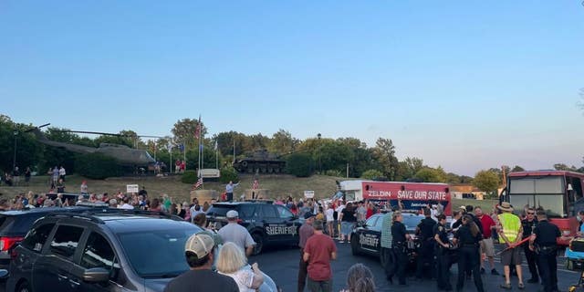 Un hombre subió al escenario cuando el representante Lee Zeldin, RN.Y., estaba dando un discurso de campaña e intentó atacar al congresista con un objeto afilado en Perinton, Nueva York, el jueves por la noche.