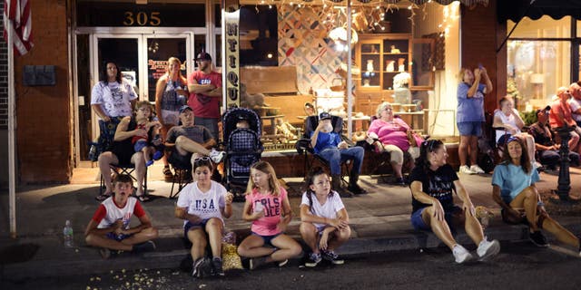 Les gens se rassemblent sur Main Street pour regarder des feux d'artifice alors qu'ils célèbrent le jour de l'indépendance le 04 juillet 2021 à Sweetwater, Tennessee.