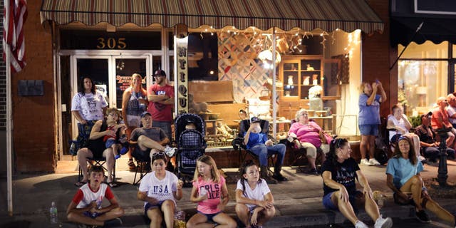 Les gens se rassemblent sur Main Street pour regarder des feux d'artifice alors qu'ils célèbrent le jour de l'indépendance le 04 juillet 2021 à Sweetwater, Tennessee.