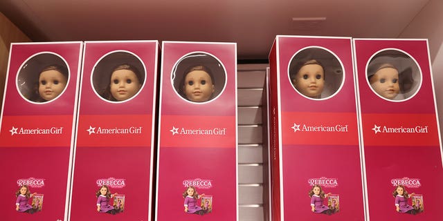 عروسک های American Girl، یک برند متعلق به Mattel، در American Girl Place نیویورک در منهتن، شهر نیویورک، ایالات متحده، 24 نوامبر 2021 دیده می شود.
