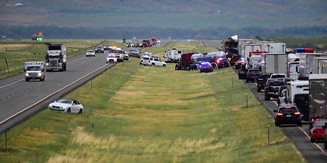 Les premiers intervenants travaillent sur les lieux de l'Interstate 90 après un carambolage mortel où au moins 20 véhicules se sont écrasés près de Hardin, dans le Montana, le vendredi 15 juillet 2022. 