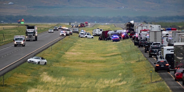 Les premiers intervenants travaillent sur les lieux de l'Interstate 90 après un carambolage mortel où au moins 20 véhicules se sont écrasés près de Hardin, dans le Montana, le vendredi 15 juillet 2022. 