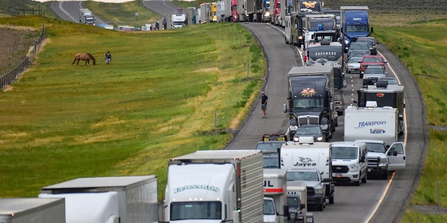 Le trafic est bloqué sur l'Interstate 90 après un carambolage mortel où au moins 20 véhicules se sont écrasés près de Hardin, dans le Montana, le vendredi 15 juillet 2022. 