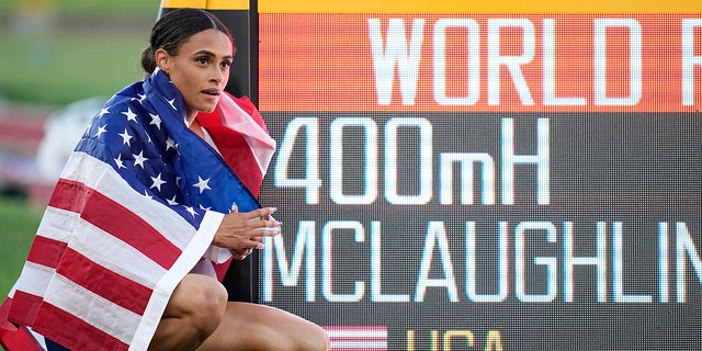 La medaglia d'oro degli Stati Uniti Sydney McLaughlin posa con un segno dopo aver vinto la finale femminile di 400 metri a ostacoli ai Campionati mondiali di atletica leggera a Eugene, Oregon, venerdì 22 luglio 2022. 