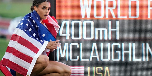 Sydney McLaughlin ze Stanów Zjednoczonych, złota medalistka kobiet na 400 metrów przez płotki, pozuje ze znakiem po wygraniu finału kobiet na 400 metrów przez płotki na Mistrzostwach Świata w Lekkoatletyce w Ore., piątek, 22 lipca 2022 r. 