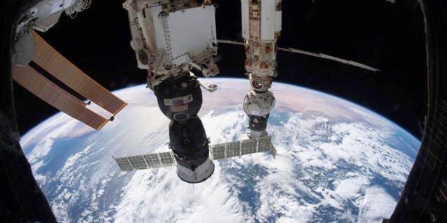 En esta fotografía de archivo del 6 de diciembre de 2021 proporcionada por la NASA, la Estación Espacial Internacional orbita a 264 millas sobre el mar Tirreno con la nave tripulada Soyuz MS-19 navegando en el módulo Rassvet y el módulo Prichal aún conectados a la nave de entrega Progress.  , conectado al módulo multifunción Nauka. 